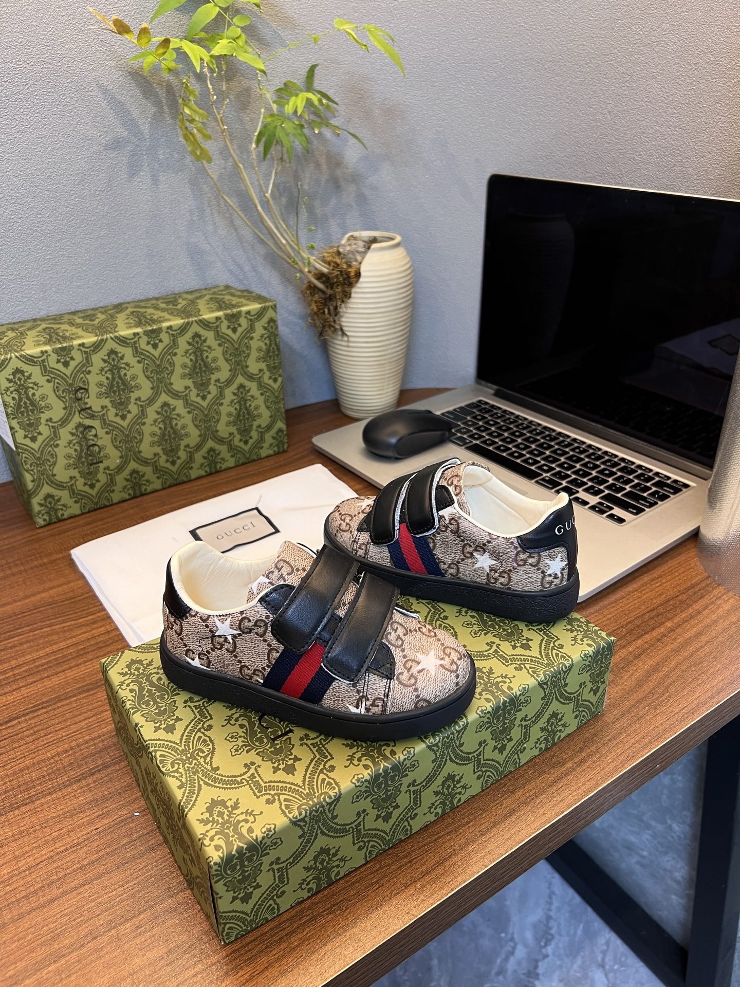 Children's shoes child